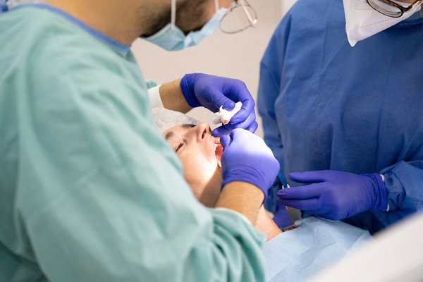 Implant dentaire : pourquoi opter pour cette solution ?