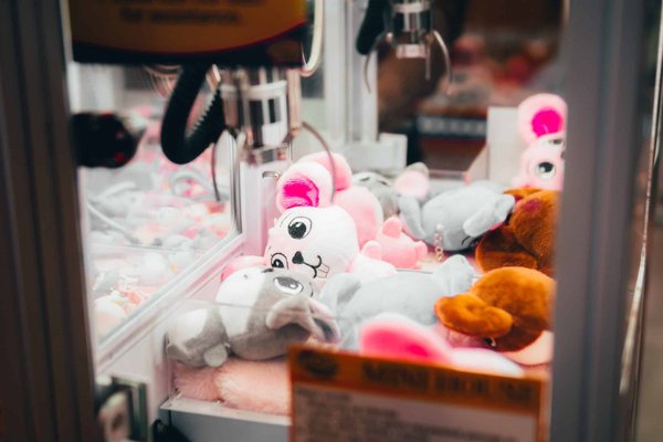 En quoi les peluches pieuvres réversibles chez Univers Peluche se distinguent-elles des autres ?