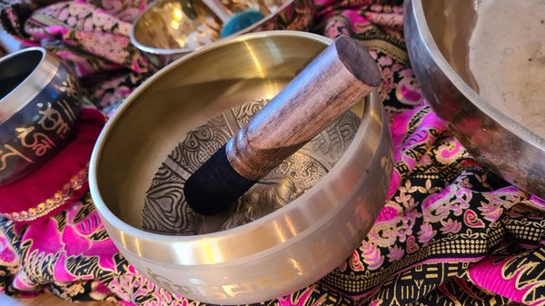 Explorez les chemins de la méditation en harmonie avec un bol tibétain